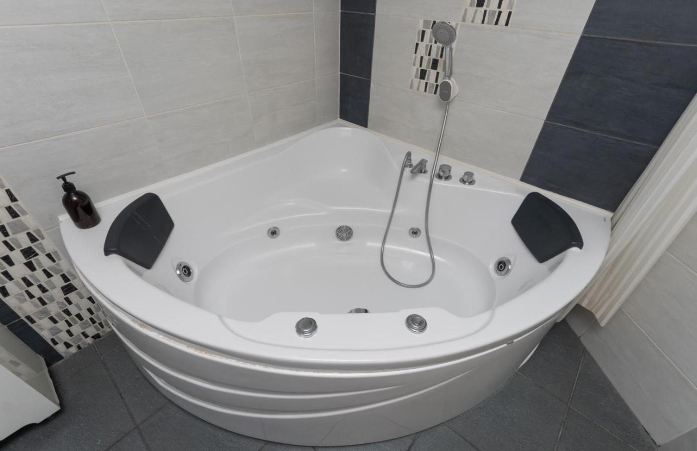 키예프 Flat24 On Lesi Ukrainki 3 아파트 외부 사진