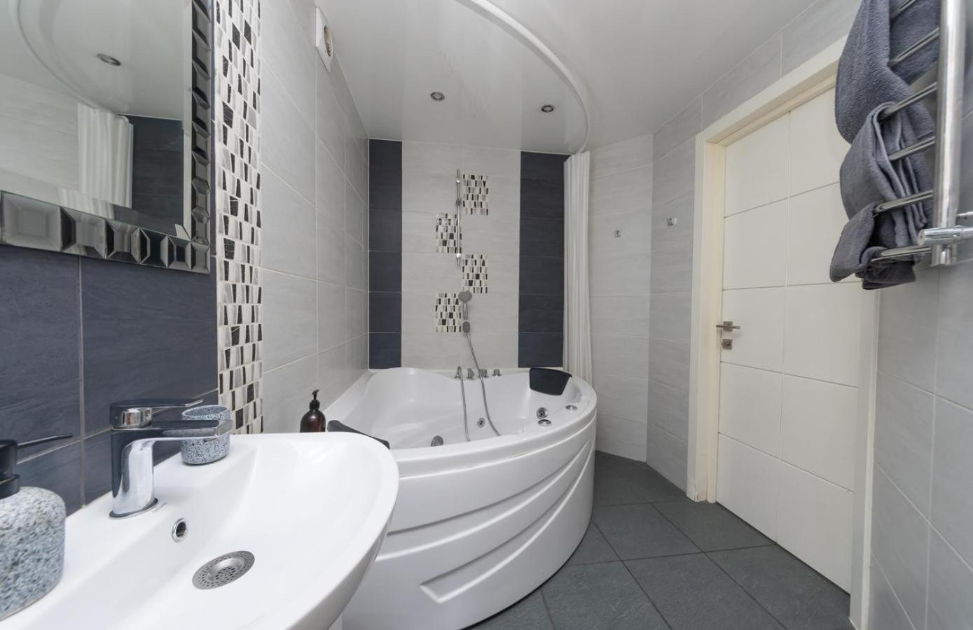 키예프 Flat24 On Lesi Ukrainki 3 아파트 외부 사진